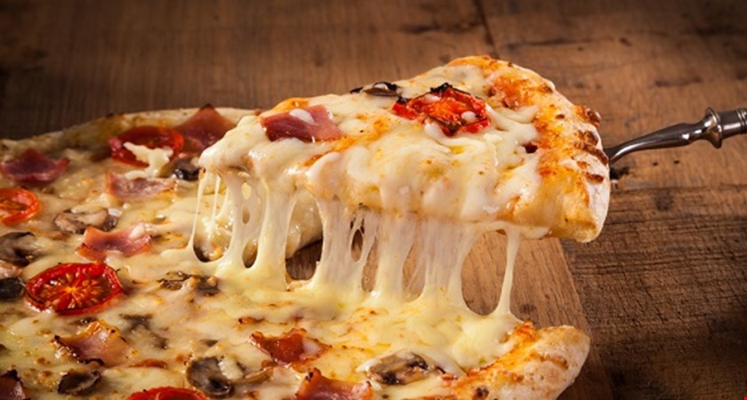 Italové chtějí jednotná pravidla na výrobu pizzy, pak je má uznat celá EU