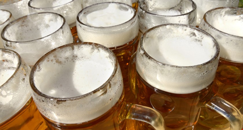 Němec překonal vlastní rekord v nošení piva