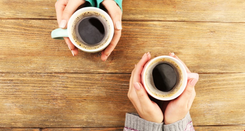 Na Slovensku vynalezli první čirou kávu na světě. Pije se studená a ze skleněné lahve