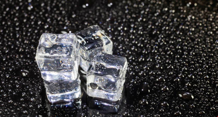 Téměř polovina ledů do nápojů v hospodách nesplňuje normy