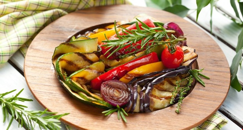 Vynikající salát z grilované zeleniny