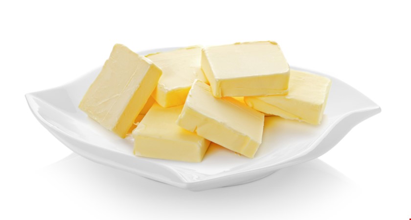 Řetězce se předhánějí v akcích na máslo. Může za to levnější smetana
