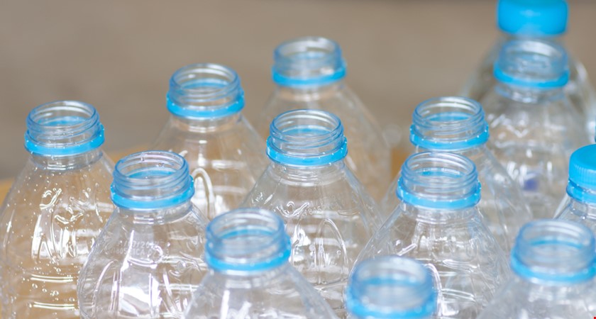 Výrobci balených vod chtějí zvýšit zpětný sběr PET lahví