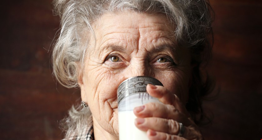 Nová studie ukázala, jak důležitou roli hrají fortifikované mléčné produkty ve výživě seniorů