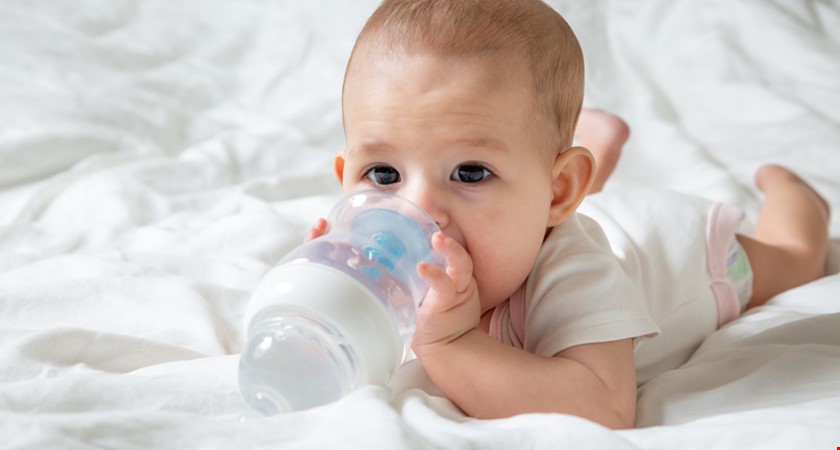 Jen prevařit nestačí, nákup kojenecké vody má svůj význam