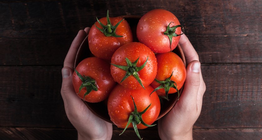 Nahradí rajče syntetické laky a pryskyřice?