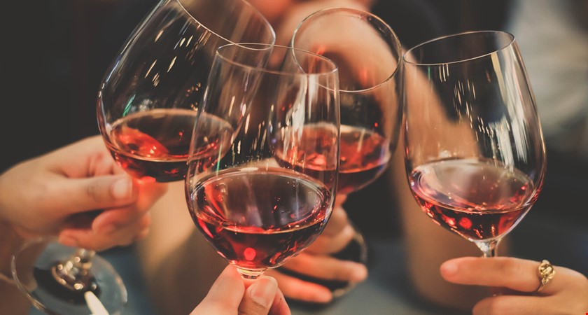 Mikrovlnná trouba nebo mrazák – nejčastější chyby při podávání vína
